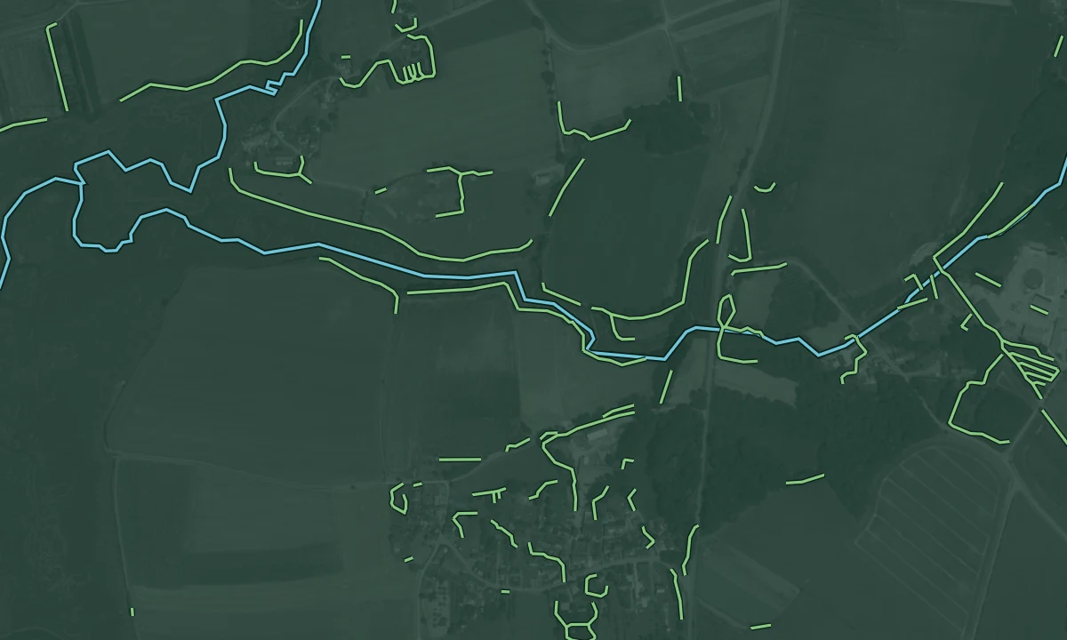 Extrait orthophotographique du secteur nord de Pleudihen-sur-Rance avec les haies recensées et le réseau hydrographique.